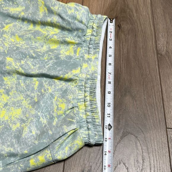 Lululemon Pool Short 7" Washed Marble Alpine White Electric Lemon Multi (flaw) S - Picture 8 of 12